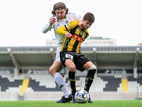 Utsiktens Erik Hedenquist och Häckens Leo Bengtsson i kamp
