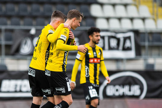 Häckens Patrik Wålemark jublar med Viktor Lundberg som