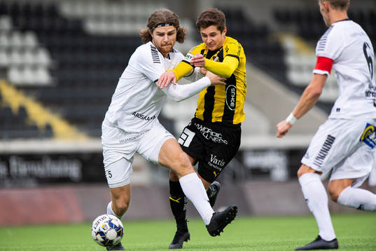 Utsiktens Erik Hedenquist och Häckens Leo Bengtsson i kamp