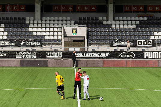 Häckens Alexander Faltsetas, domare Magnus Lindgren och