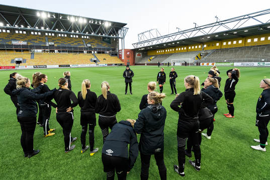 Tränare Joakim Carlsson har genomgång
