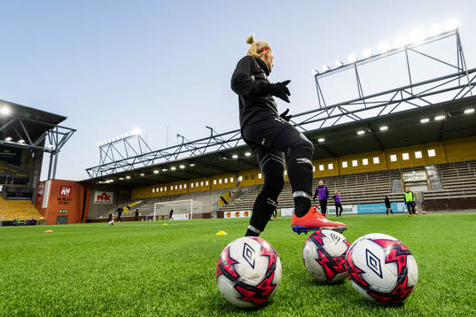 Ellen Larsson hämtar boll