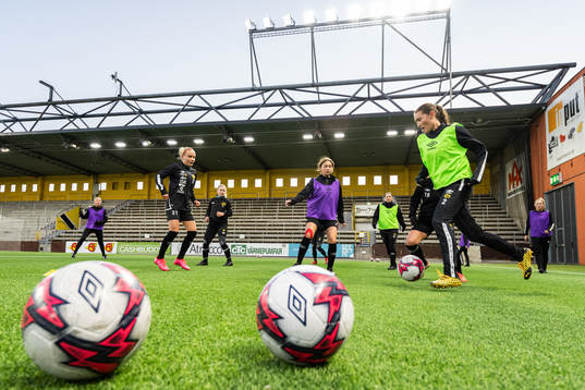 Wilda Johansson, Donika Shala och Tea Skoglund närmast