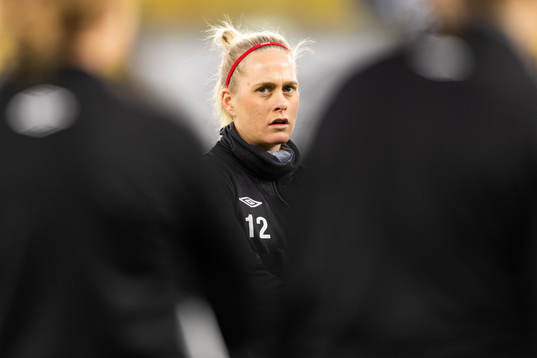 Ellen Larsson lyssnar vid en genomgång