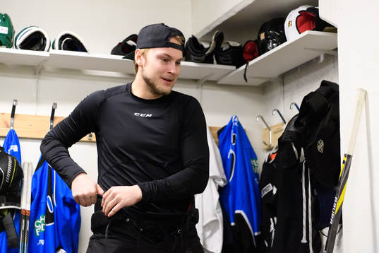 Anton Blidh, Boston Bruins, i omklädningsrummet innan en