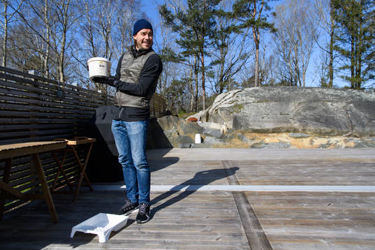 Danny Ervik visar vilken olja han använder för att olja