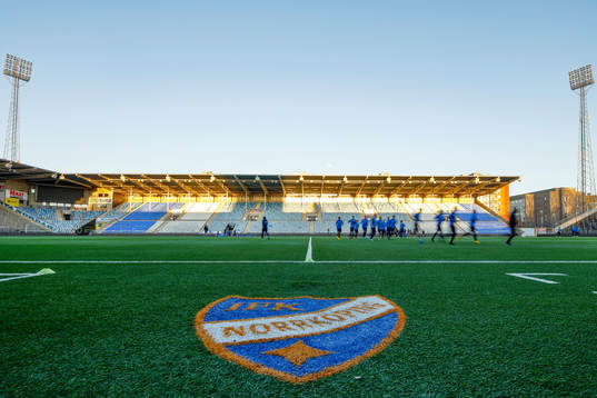 Youth team IF Sylvia training at Östgötaporten as the