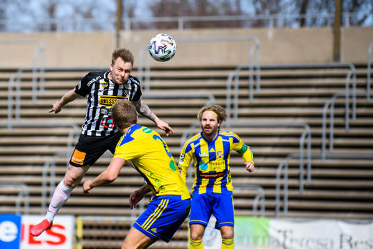 Landskronas Niklas Nielsen nickar in 1-0 målet