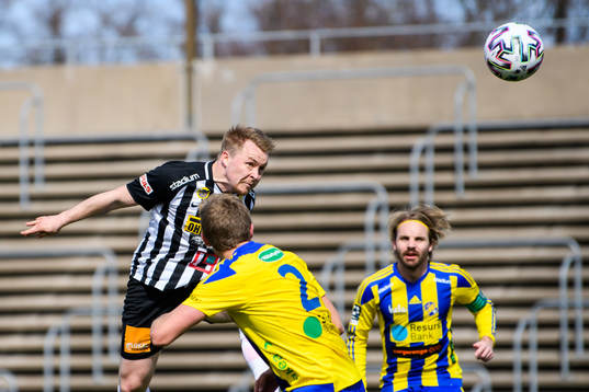 Landskronas Niklas Nielsen nickar in 1-0 målet