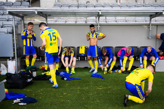 Eskilsminnes Yonathan Getachew (m) tar på sig matchtröjan