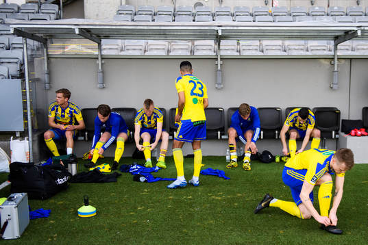 Eskilsminnes Isak Petersson knyter skorna