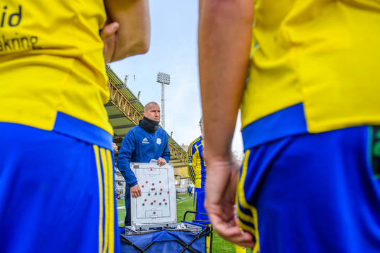 Eskilsminnes tränare Mattias Lindström har genomgång i