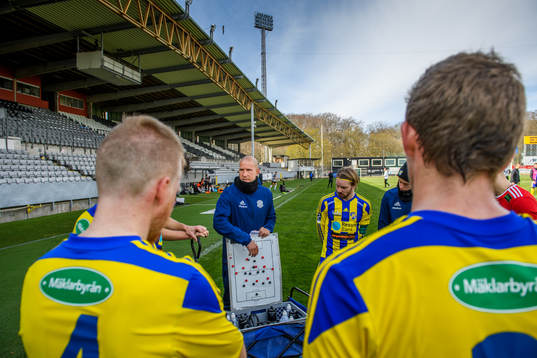 Eskilsminnes tränare Mattias Lindström har genomgång i