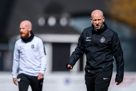 Landskronas tränare Billy Magnusson och i bakgrunden