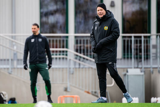 Coach Stefan Billborn  participate in a practice with