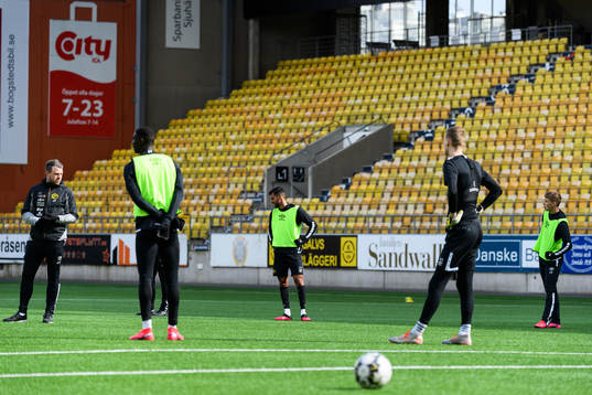 Spelare och tränare håller avståndet