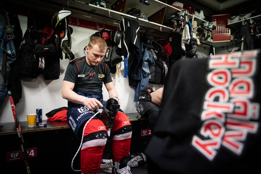 Lias Andersson innan en träning i ishockey