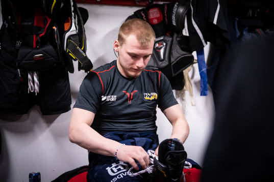 Lias Andersson innan en träning i ishockey