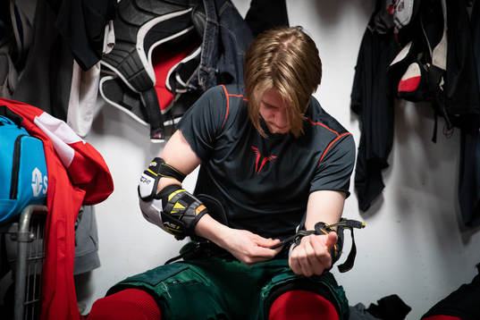 Noah Andersson innan en träning i ishockey