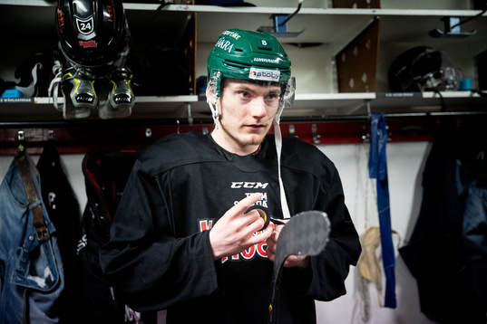 Lias Andersson innan en träning i ishockey
