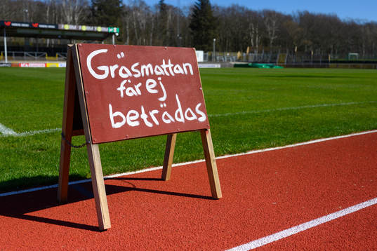 Skylt med texten att gräsmattan ej får beträdas på
