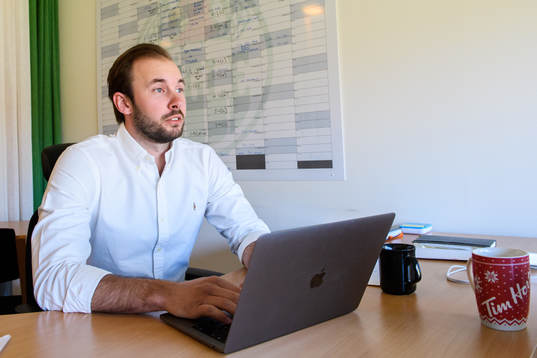 Rögles assisterande sportchef Christoffer Malm på sitt