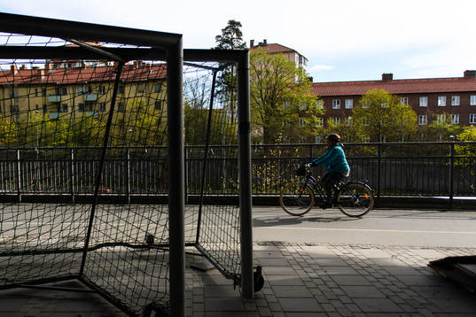 En cyklist framför fotbollsmål utanför Tele2 Arena