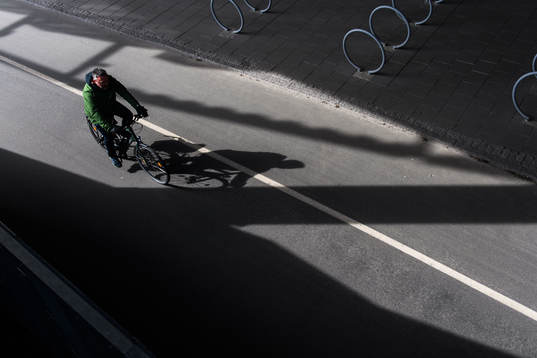 En cyklist utanför Tele2 Arena