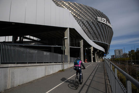 En cyklist utanför Tele2 Arena