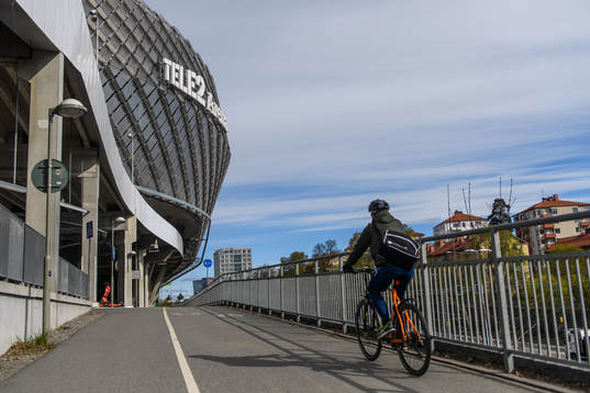 En cyklist utanför Tele2 Arena