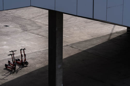 Elsparkcyklar står parkerade utanför Tele2 Arena