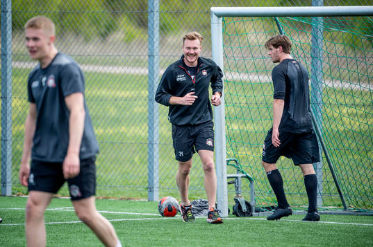 Målvakt Lars Volden i mitten