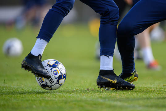 Fotbollsskor och en boll