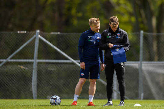 Andreas Landgren och assisterande tränare med