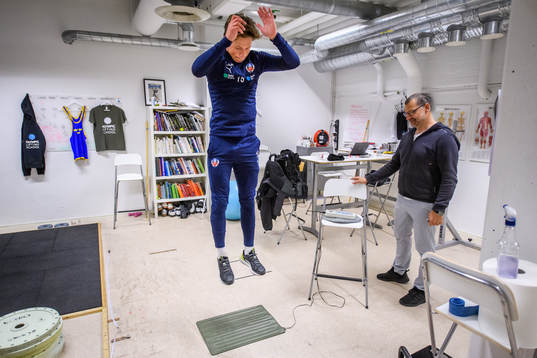 Helsingborgs Max Svensson tränar i gymmet med sin