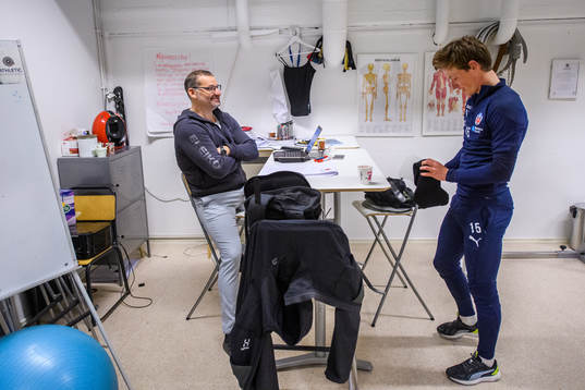 Helsingborgs Max Svensson tränar i gymmet med sin