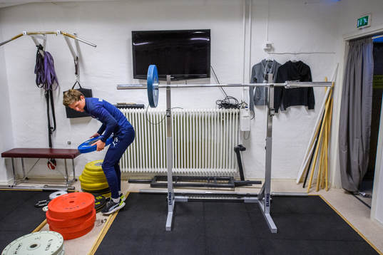 Helsingborgs Max Svensson tränar i gymmet