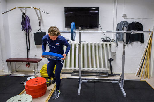 Helsingborgs Max Svensson tränar i gymmet