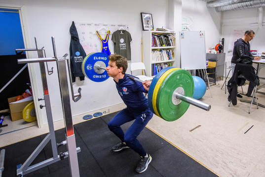 Helsingborgs Max Svensson tränar i gymmet med sin