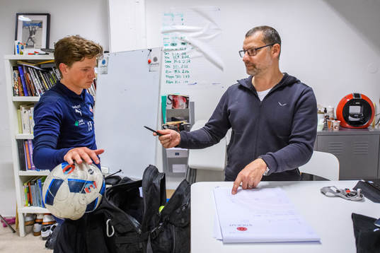 Helsingborgs Max Svensson tränar i gymmet med sin