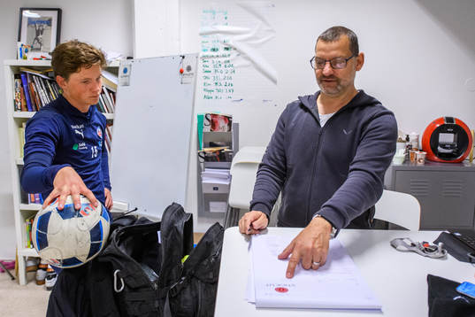 Helsingborgs Max Svensson tränar i gymmet med sin