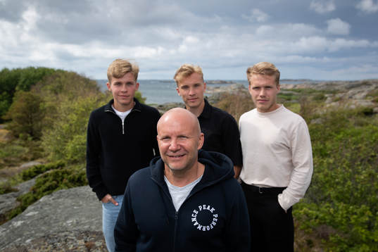 1 Bakre raden fr.v. bröderna Isak, Hampus och Edvin och