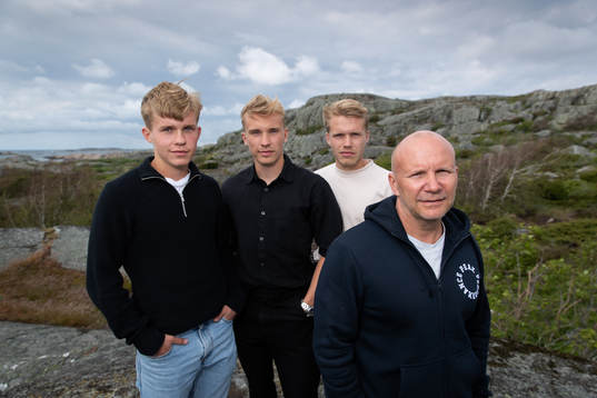 1 Bakre raden fr.v. bröderna Isak, Hampus och Edvin och