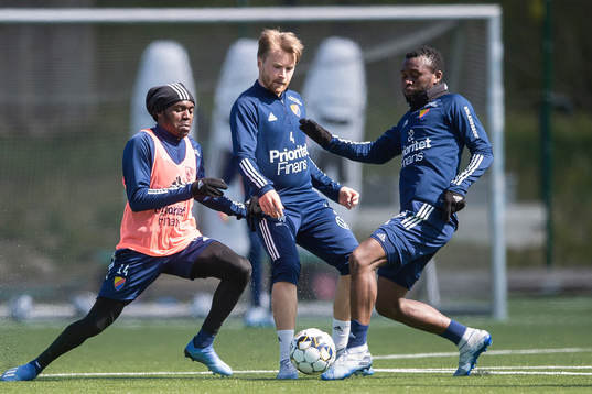 Edward Chilufya. Jacob Une Larsson och Emmanuel Banda
