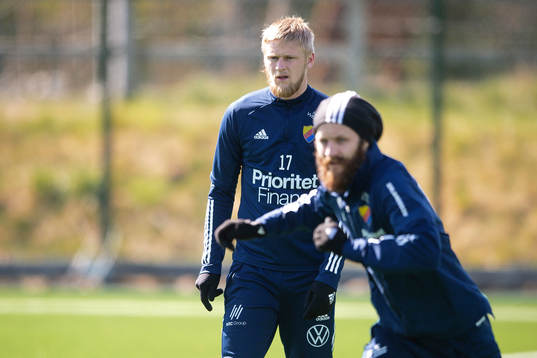Kalle Holmberg och Curtis Edwards