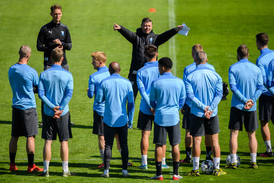 Tränare Jon Dahl Tomasson har genomgång