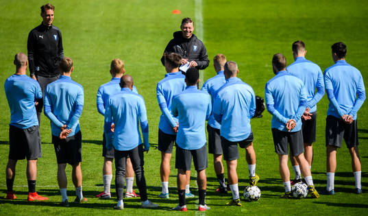 Tränare Jon Dahl Tomasson har genomgång