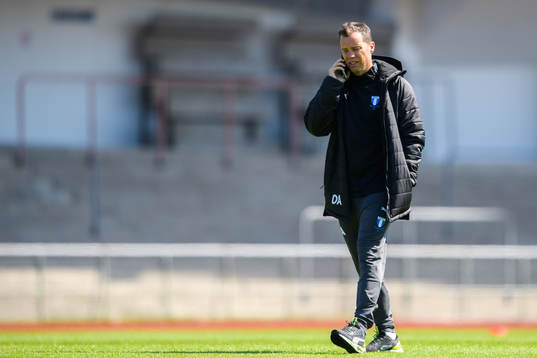 Sportchef Daniel Andersson pratar i telefon
