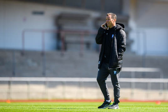 Sportchef Daniel Andersson pratar i telefon