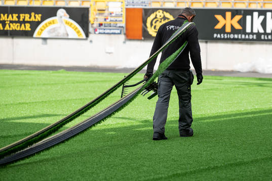 Installation av konstgräs på Borås arena